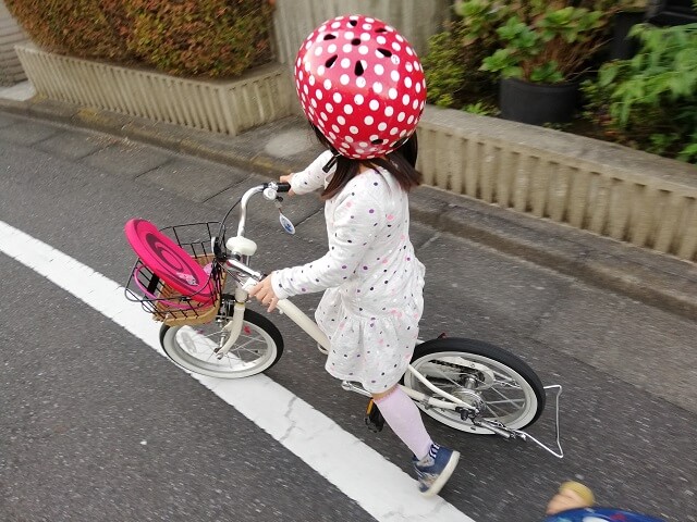 自転車に乗る娘