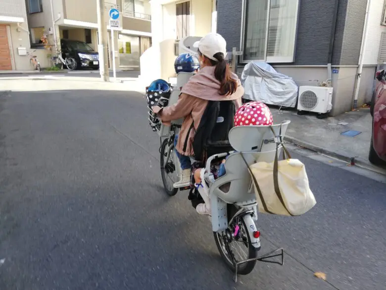 子ども乗せ電動自転車に乗るママ